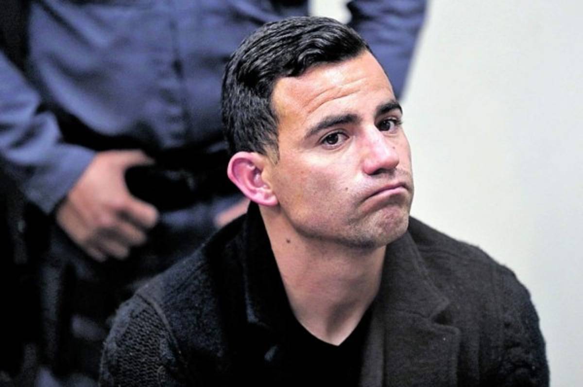 El futbolista Marco Pappa ofrece disculpas públicas a exnovia por violencia física