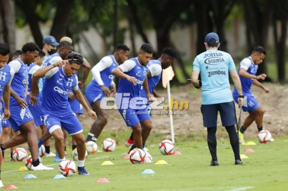 Así fue el entrenamiento de Honduras tras el desastre: Caras largas y charla del 'Bolillo' Gómez