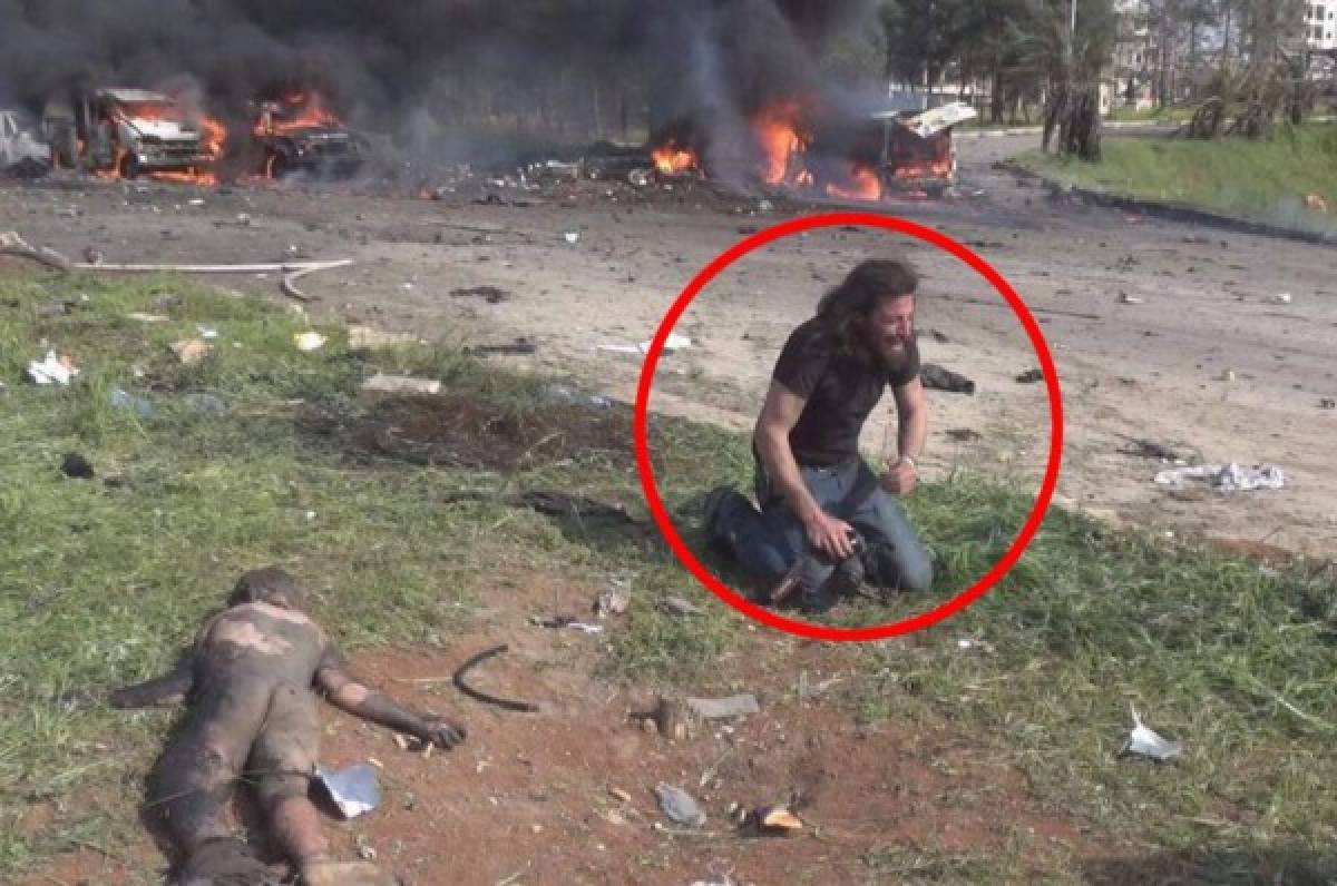 Desgarrador: Fotógrafo en Siria rompe en llanto al ver tantos cadáveres de niños