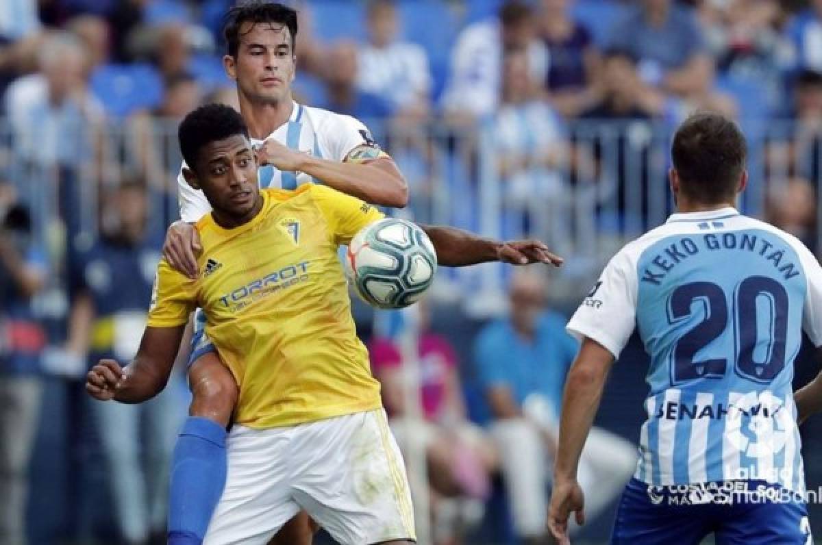 Choco Lozano genera 'éxtasis' en la afición del Cádiz en una sesión de autógrafos