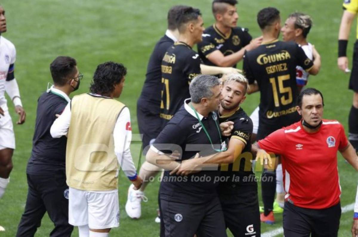 ¡Zafarrancho en el Motagua-Olimpia! Troglio y Diego Vázquez enloquecen; la agresión del Chino López