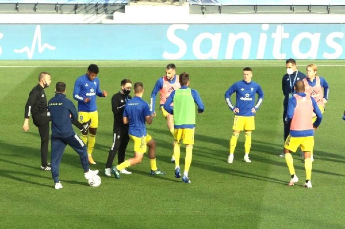 Los futbolistas del Cádiz, incluyendo el titular Choco Lozano, calentando previo al partido.