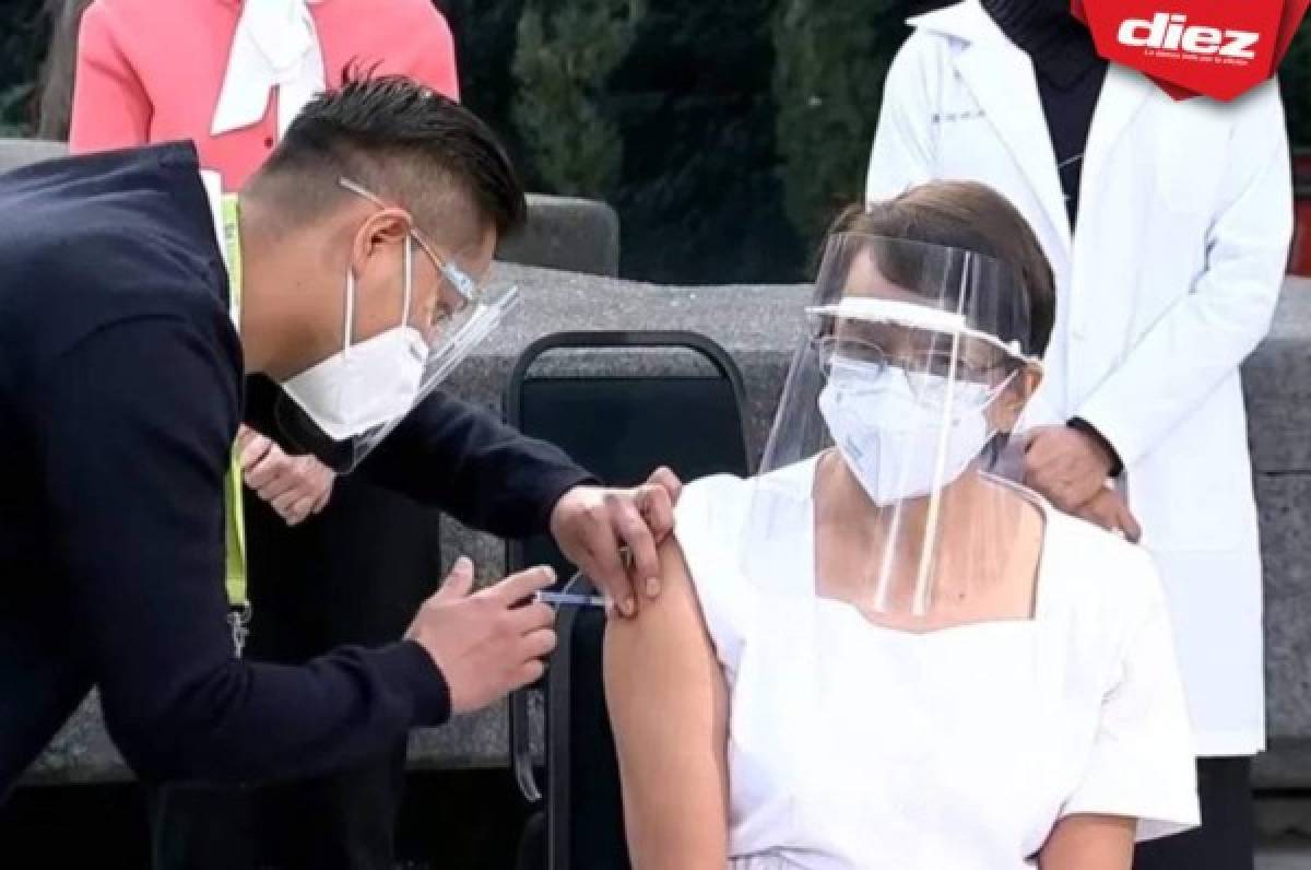 México aplica a una enfermera la primera dosis de la vacuna contra el covid-19