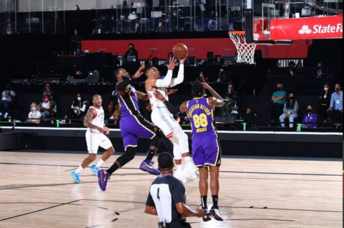 Rockets pegan primero a los Lakers en el inicio de la semifinal en el Oeste