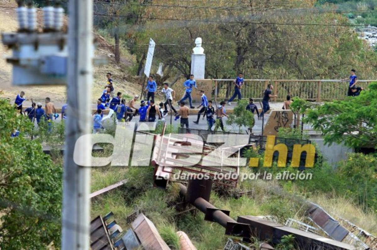 ¡TERRIBLES IMÁGENES! Así fue la bronca entre las barras de Olimpia y Motagua
