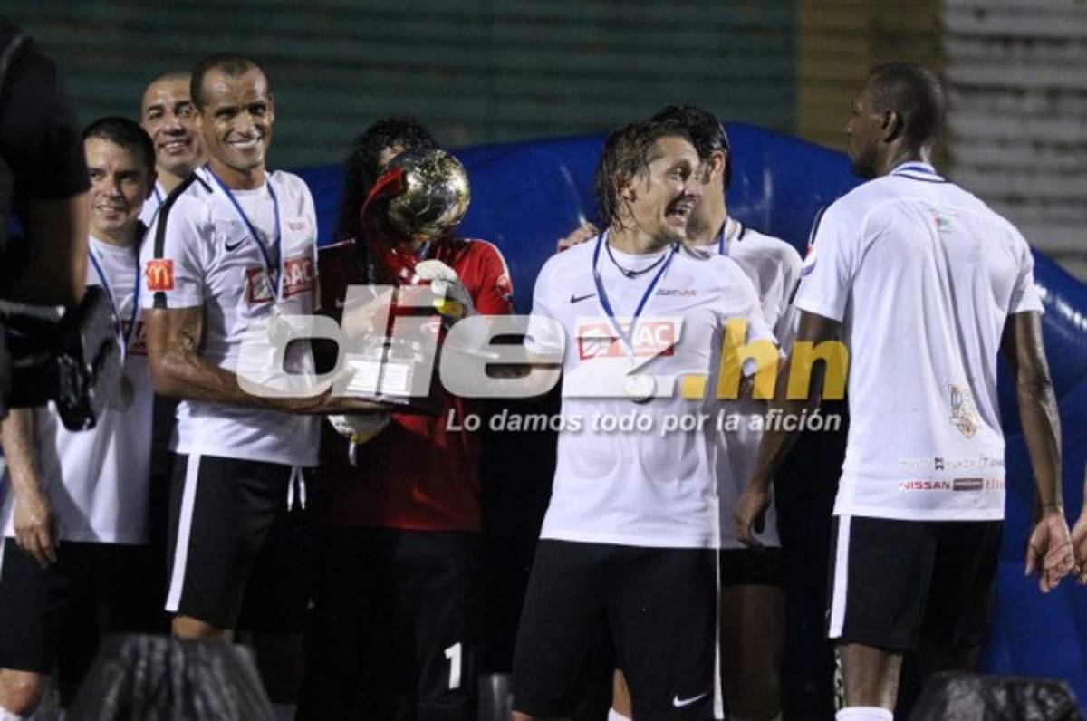 NO SE VIO EN TV: El hincha que buscaba una foto con una Leyenda del Mundo y la petición a Puyol