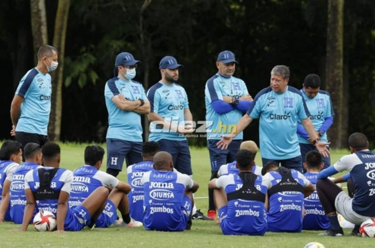 Así fue el entrenamiento de Honduras tras el desastre: Caras largas y charla del 'Bolillo' Gómez