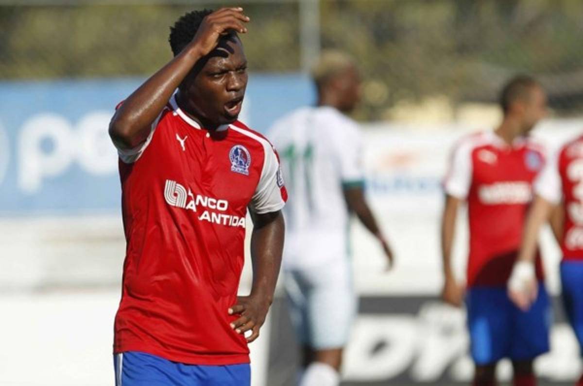 El lateral Kevin Álvarez podría salir del Olimpia