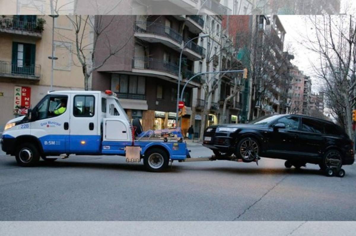 Philippe Coutinho se estaciona mal y le llevan su vehículo