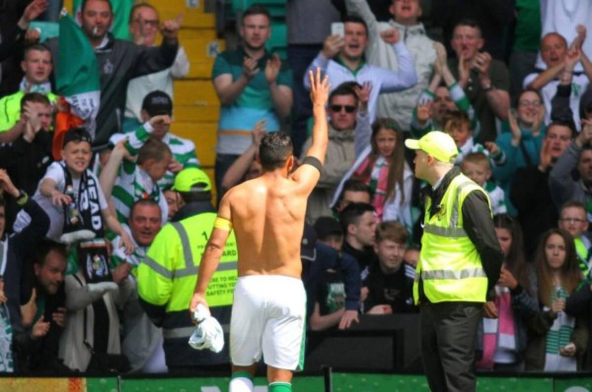 Con un sensual baile vive Emilio Izaguirre sus últimas horas en el Celtic