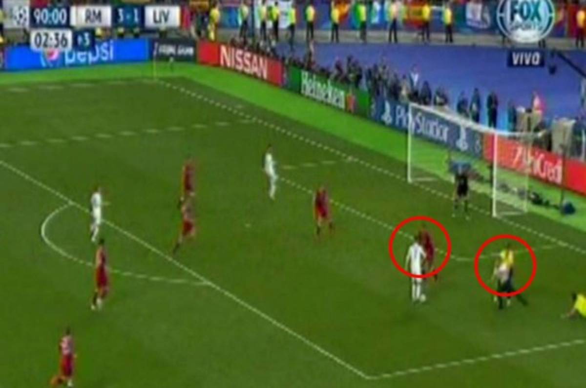 VIDEO: Hincha salta al césped de Kiev e irrumpe ataque de CR7