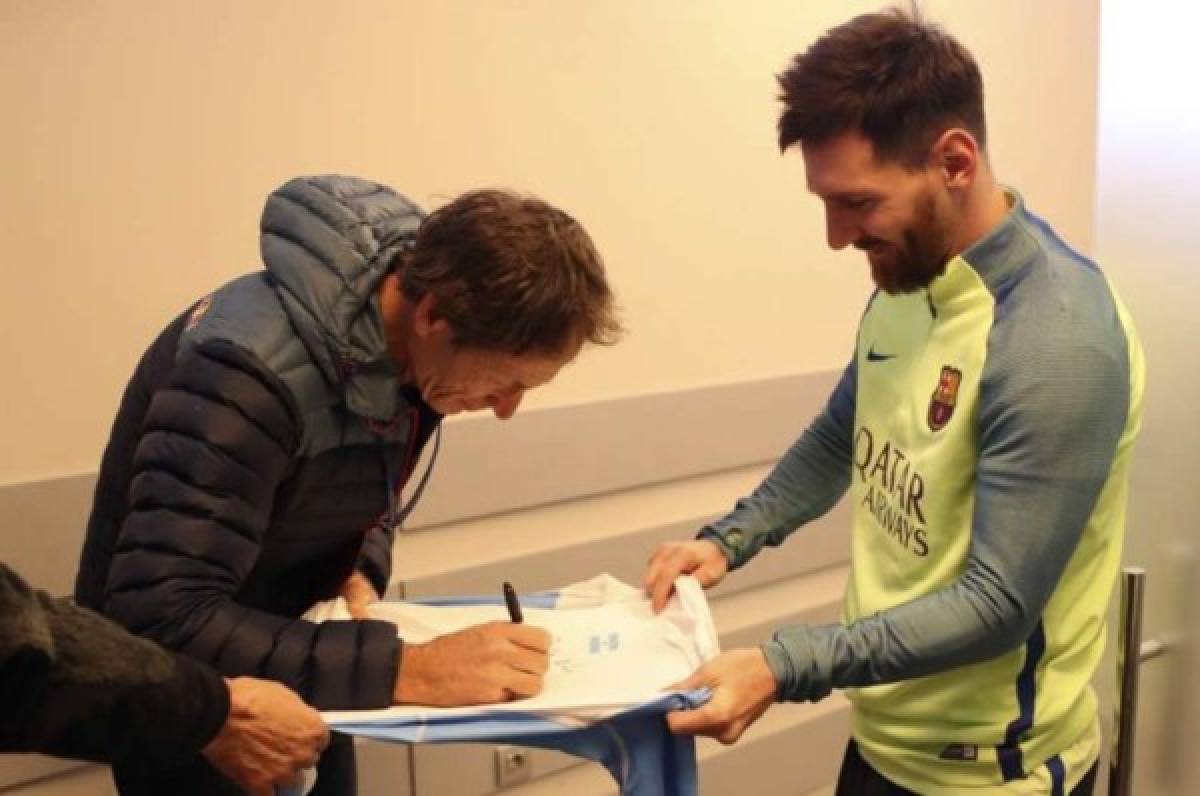 ¡CURIOSO! Lionel Messi también pide autógrafos