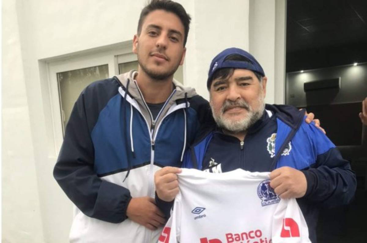Diego Maradona recibe de regalo en Argentina la camisa del Olimpia de Pedro Troglio