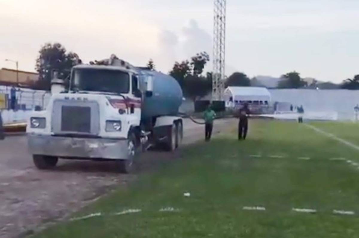 Bellas chicas, el curioso sistema de riego y la Copa en la final del Ascenso