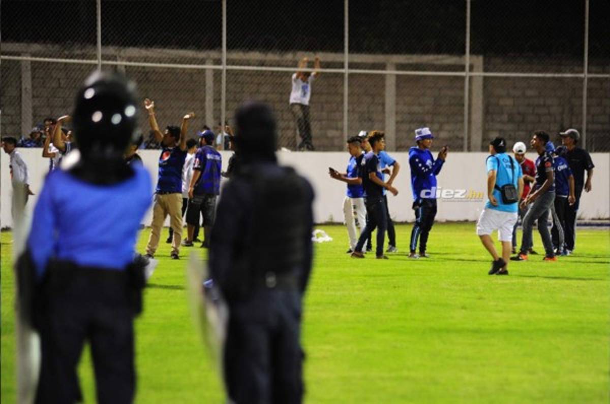 FOTOS: Motagüenses de Comayagua le lanzaron de todo a la Upn y los tildó de 'vendidos”