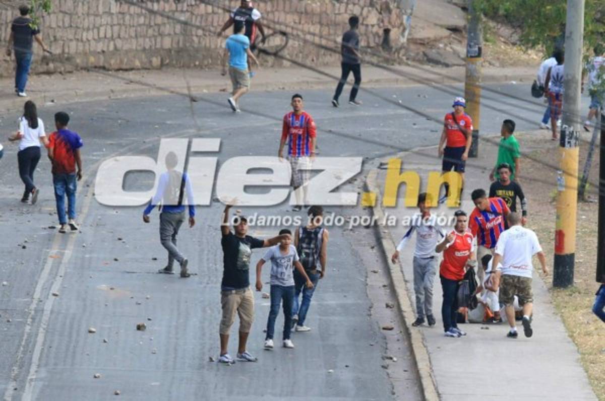 ¡TERRIBLES IMÁGENES! Así fue la bronca entre las barras de Olimpia y Motagua