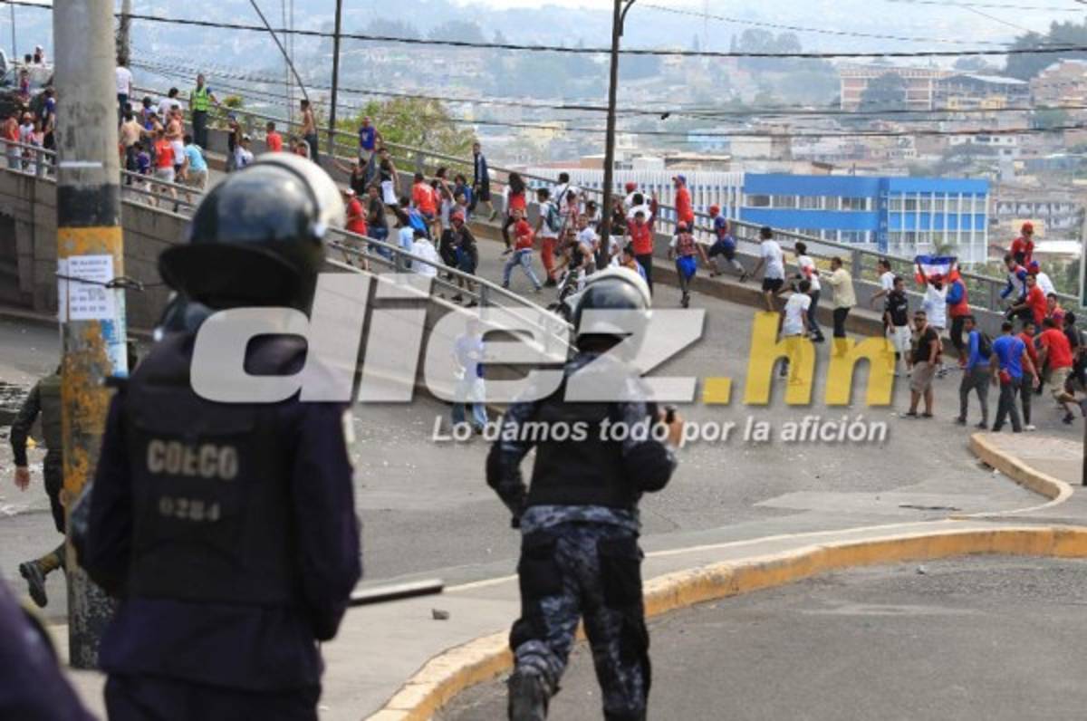 ¡TERRIBLES IMÁGENES! Así fue la bronca entre las barras de Olimpia y Motagua
