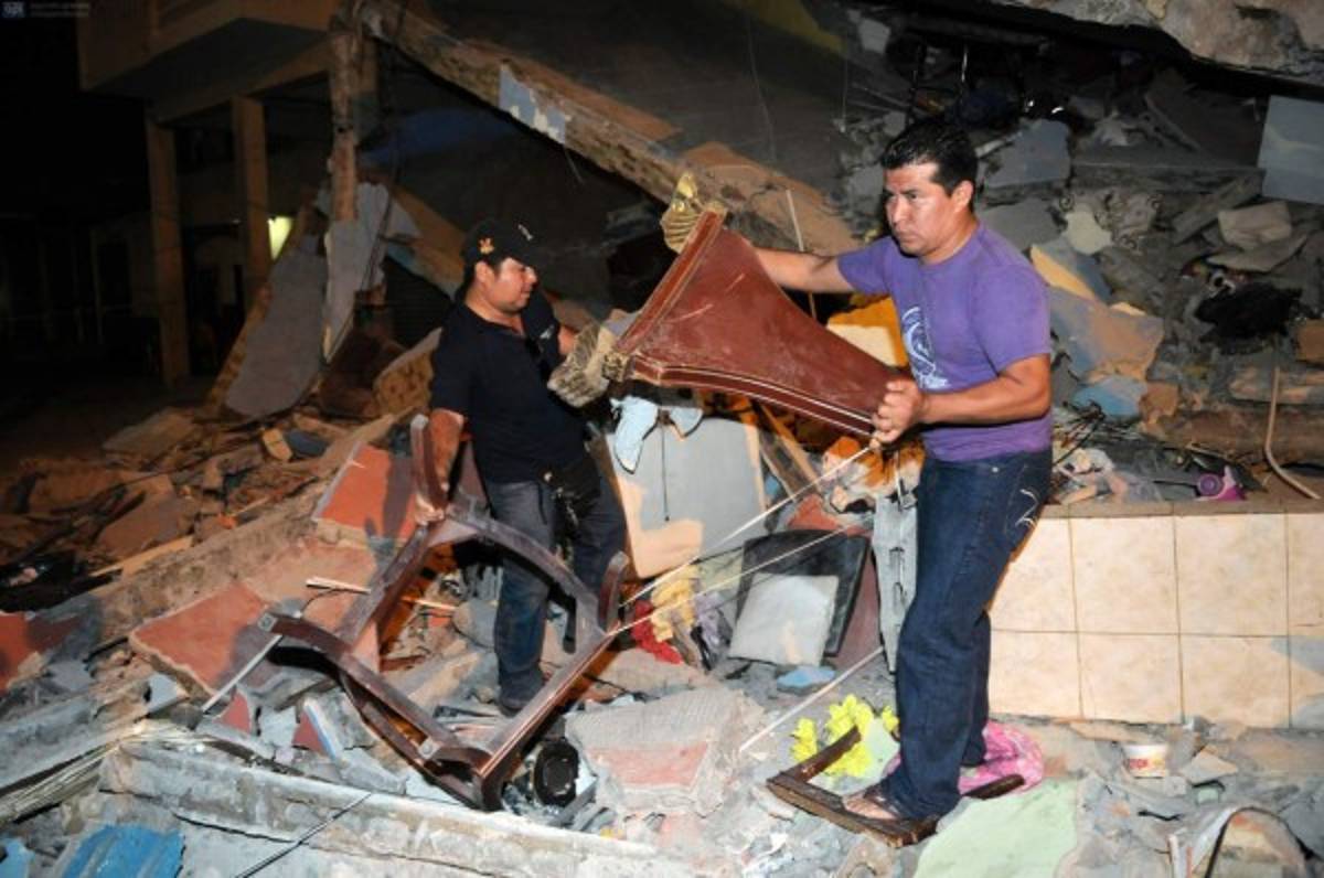 Las dramáticas imágenes del potente sismo que sacudió Ecuador
