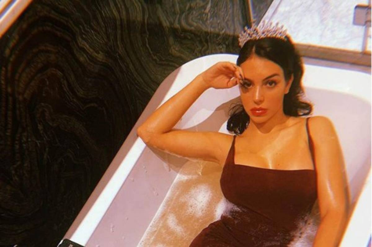 Georgina Rodríguez se mete vestida en la bañera y gana millones de 'likes'