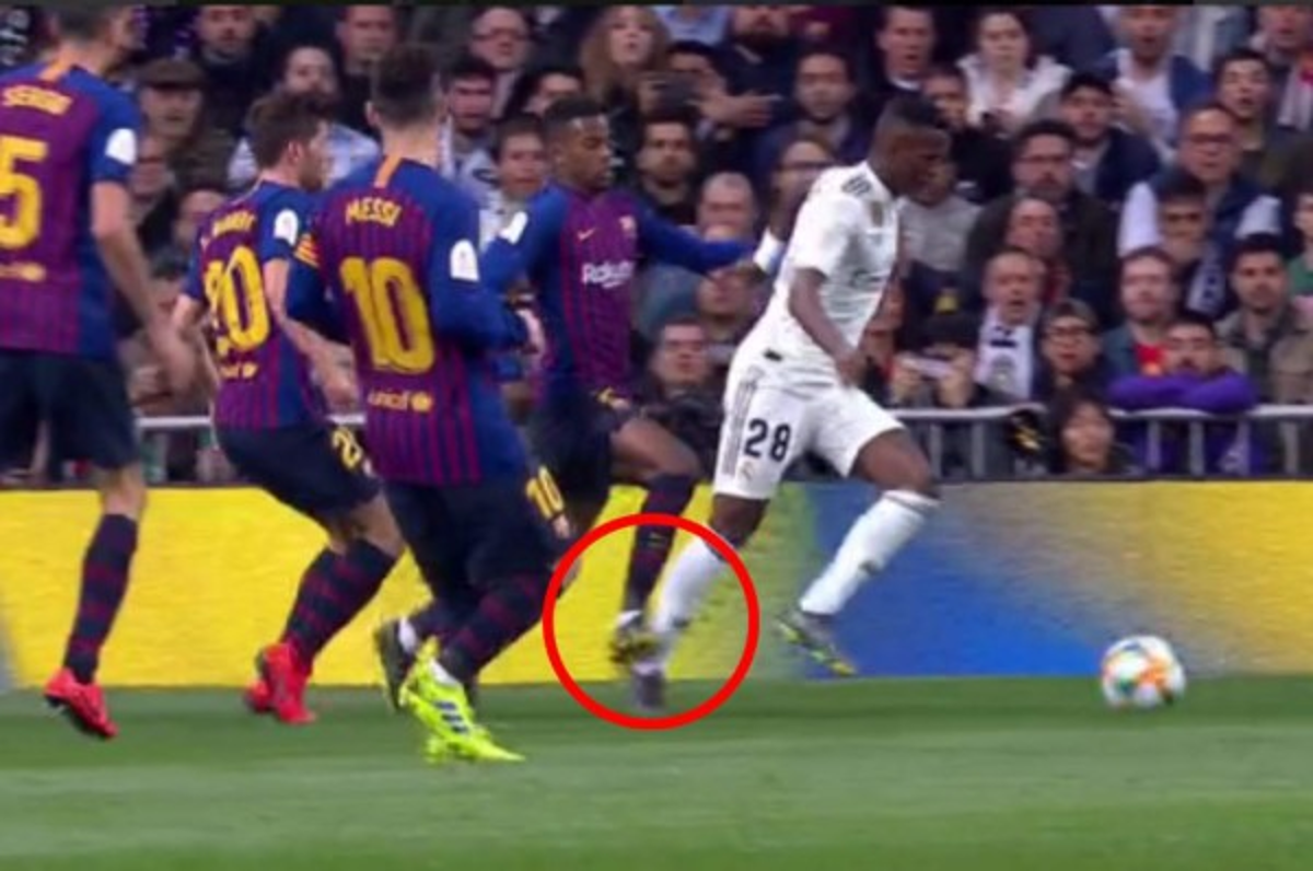 Toquecito y penalti: La falta sobre Vinicius no pitada en el Real Madrid-Barcelona