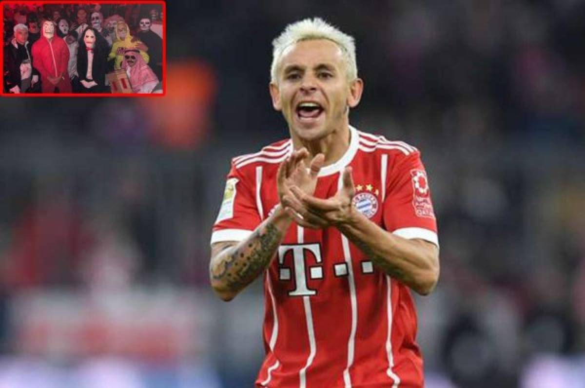 No Halloween do Bayern, Rafinha causa polêmica com fantasia de