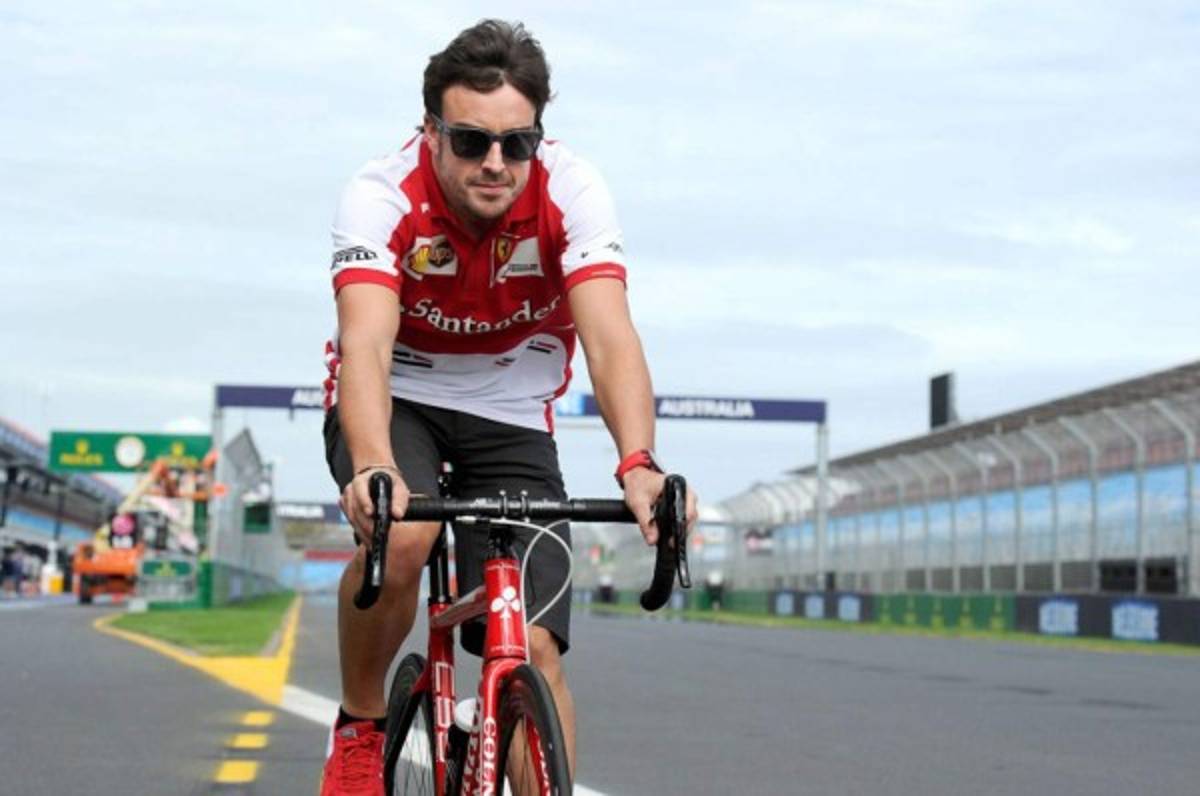 Informe: Hospitalizan al piloto Fernando Alonso tras ser atropellado por un vehículo