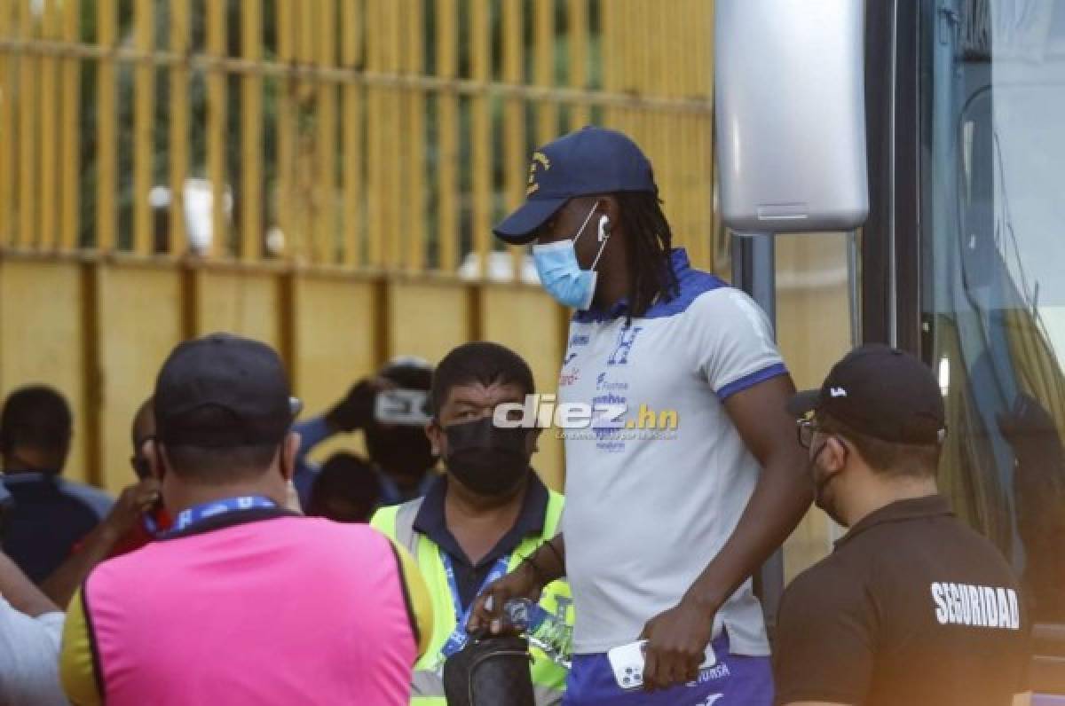 La selección hondureña llegó al estadio Olímpico. Alberth Elis arribando al coloso sampedrano. FOTO: Neptalí Romero.