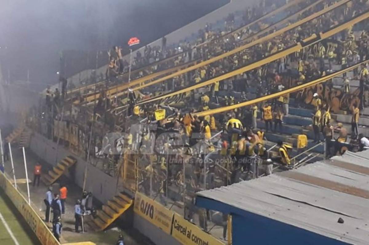 En fotos: Así fue el relajo que armaron las barras del Real España y Olimpia