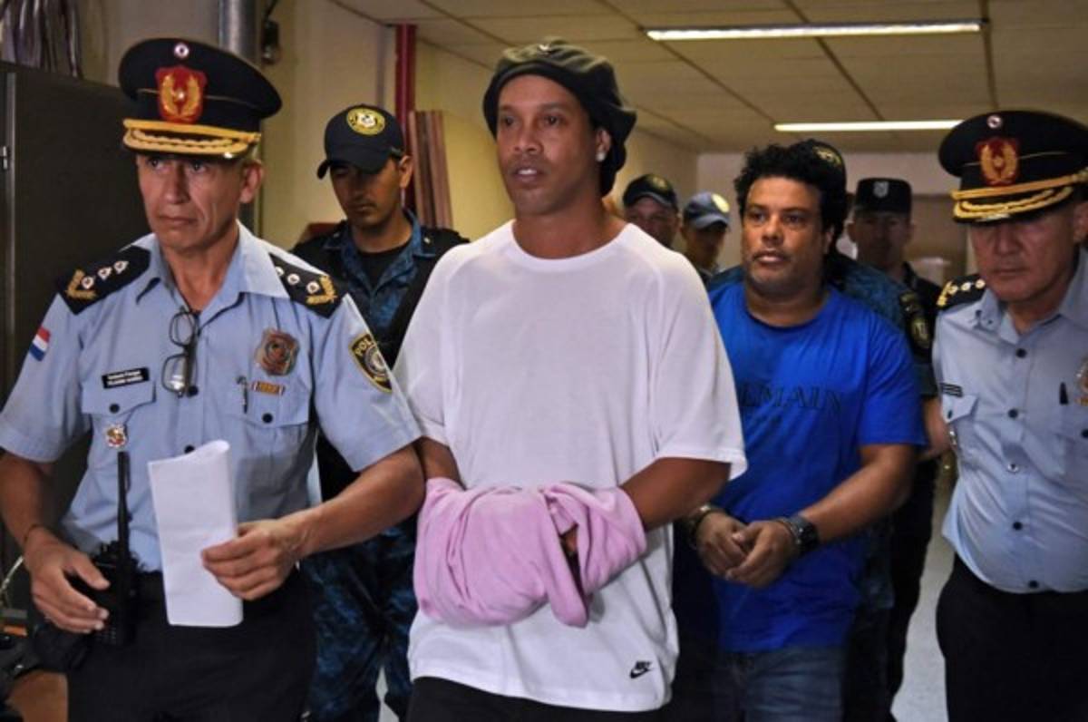 Ronaldinho sale de la cárcel de Paraguay y seguirá su proceso en un hotel