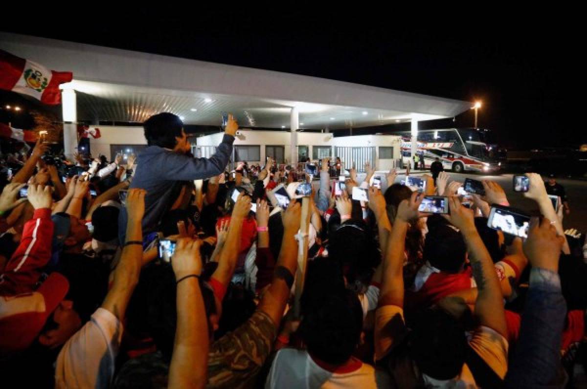 El impresionante recibimiento de la Selección de Perú a su llegada a Buenos Aires