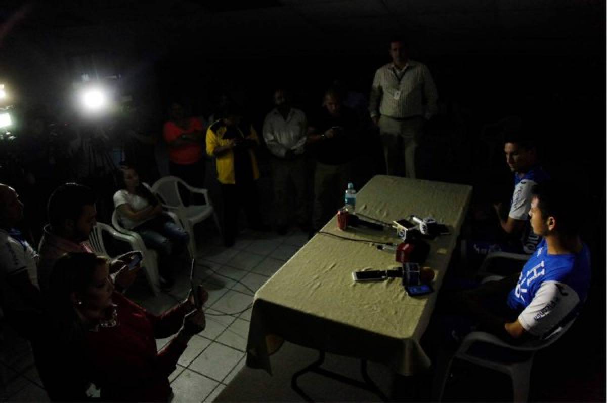 ¡INSÓLITO! En plena rueda de prensa de jugadores de Honduras...¡Se fue la luz!