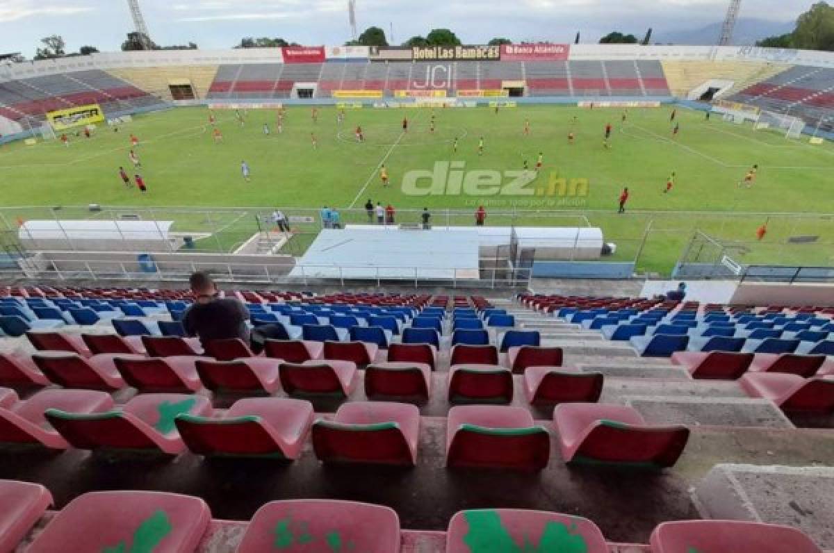 Las plantillas de Vida y Olimpia ya realizan el calentamiento en el estadio Ceibeño. Fotos Neptalí Romero