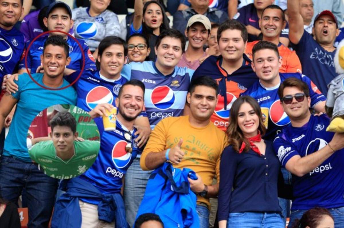 ¿Confundido? Jugador del Platense posa con la afición del Motagua