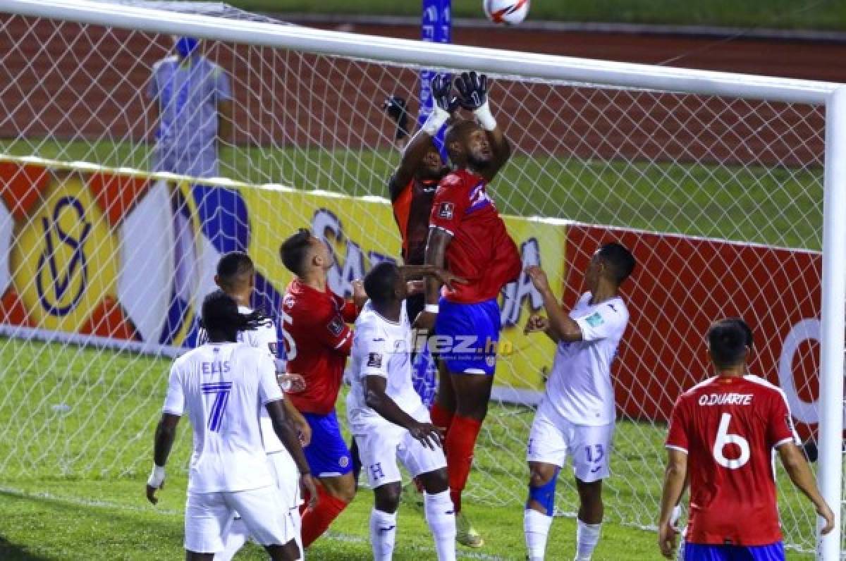 Kendall Waston ha sido un total peligro en el juego aéreo de Costa Rica. FOTO: Diez.hn