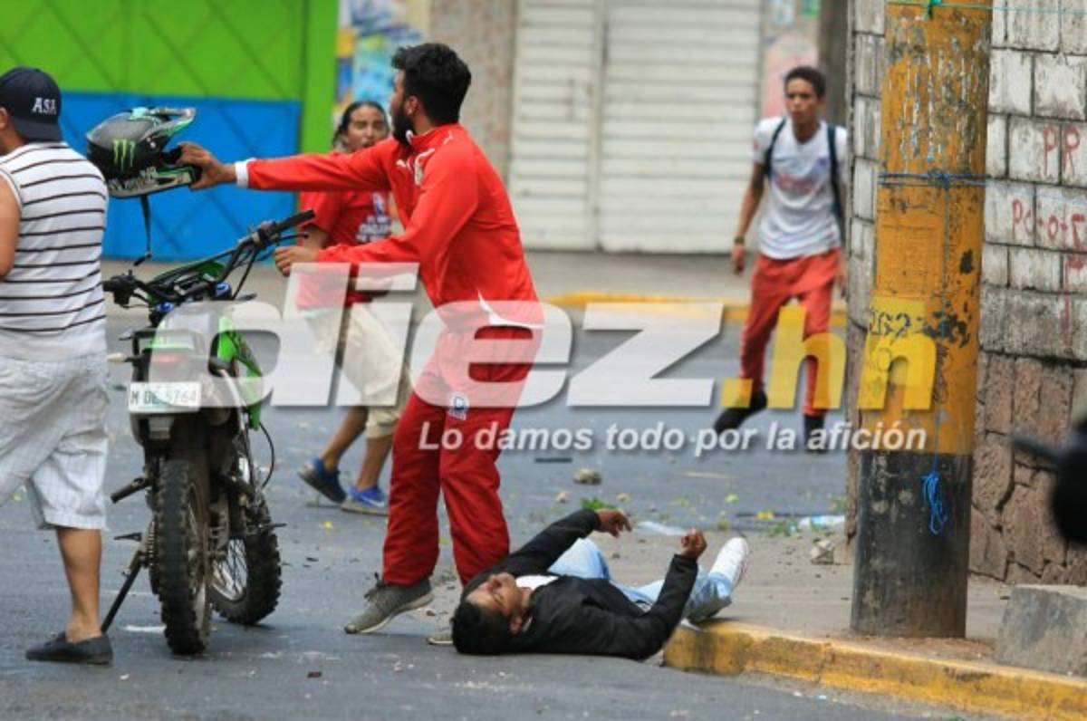¡TERRIBLES IMÁGENES! Así fue la bronca entre las barras de Olimpia y Motagua