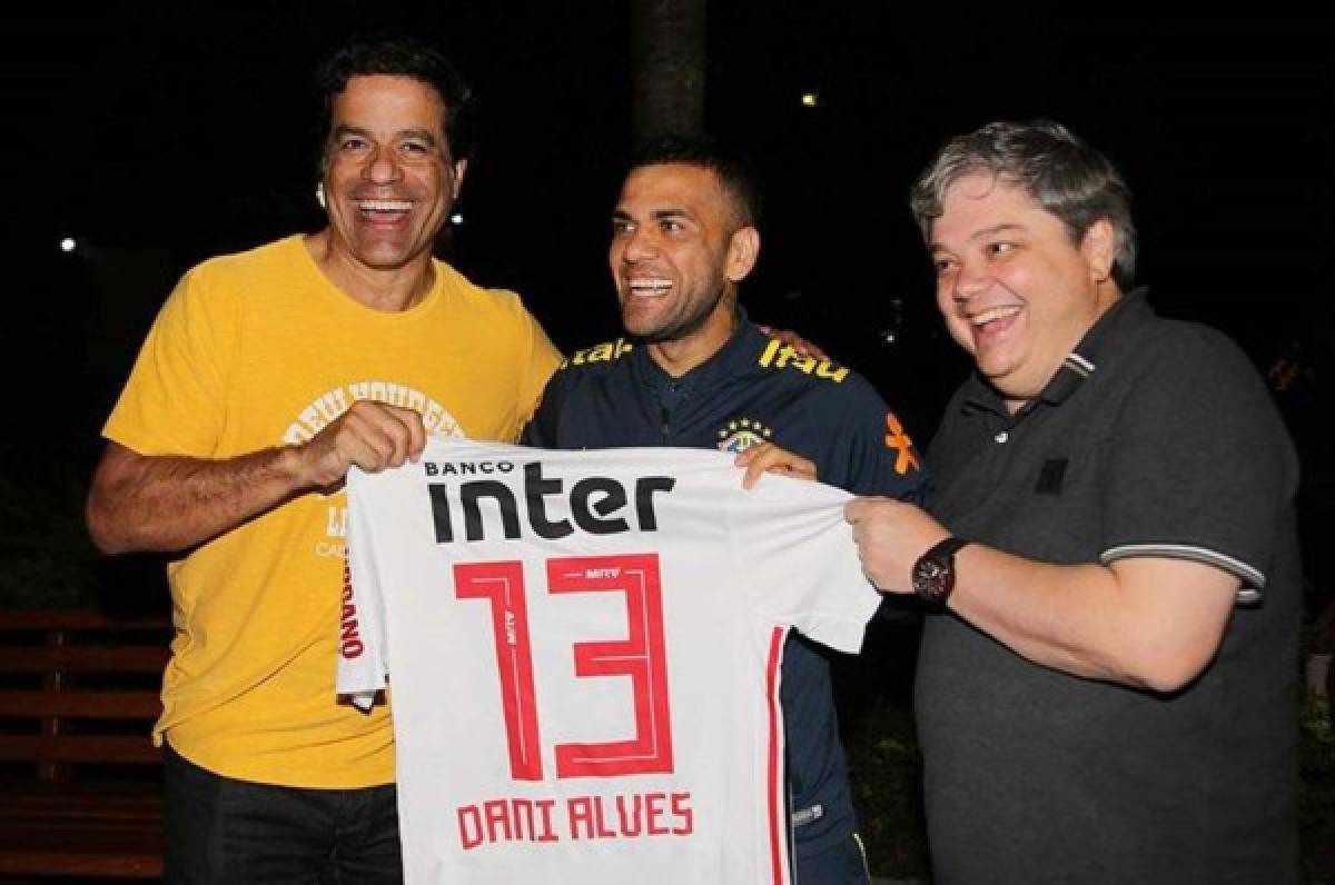 OFICIAL: Dani Alves deja Europa y regresa al fútbol de Brasil
