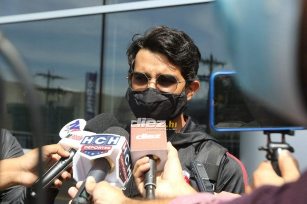 Con gafas, regalos y hasta con máscara de la Casa de Papel: Así fue el regreso de los jugadores del Olimpia tras escándalo en Surinam