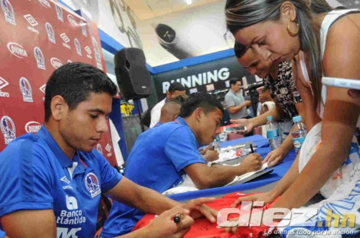 Locura en firma de autógrafos de jugadores del Olimpia previo a la final