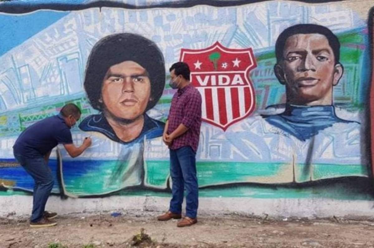 Ilustran mural en homenaje a exfutbolistas leyendas del Vida en La Ceiba