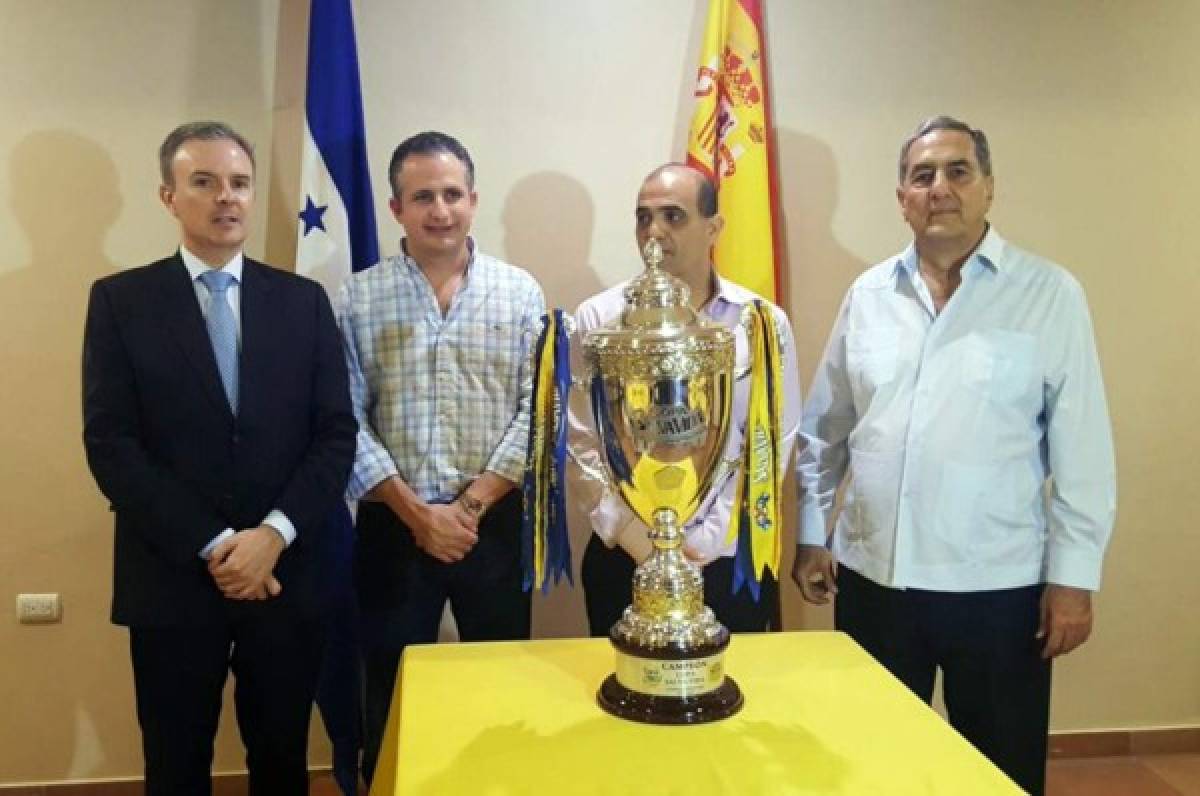 El embajador de España festeja con dirigentes de la Máquina la Copa 12