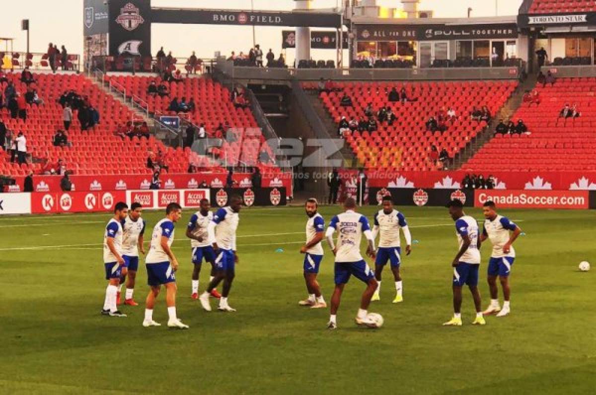 Los jugadores de la Selección de Honduras haciendo su calentamiento minutos antes de enfrentar a Canadá. Fotos DIEZ
