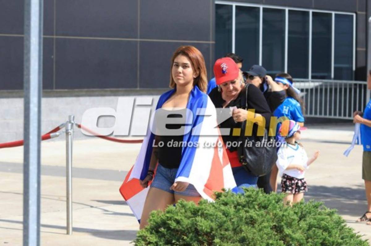 ¡Catrachas y ticas! Las chicas más hermosas en el Red Bull Arena