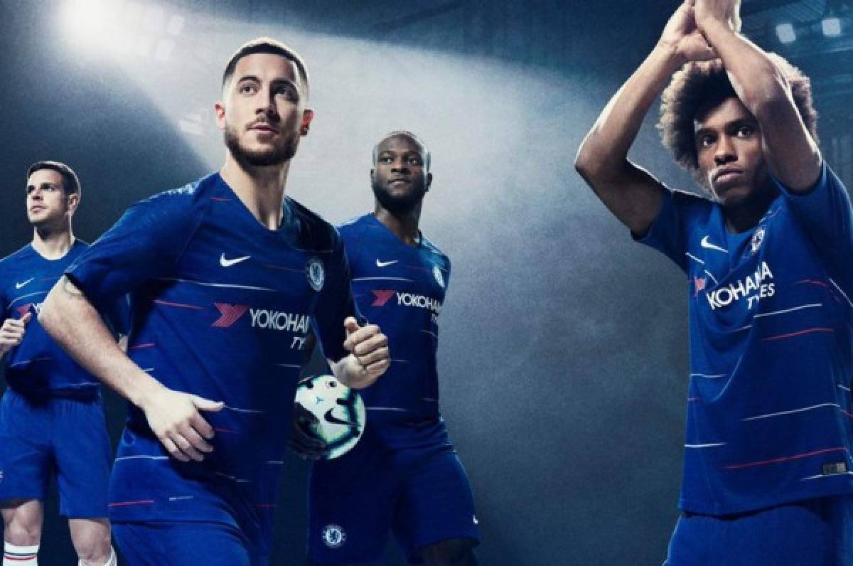 Chelsea añade detalles rojos a su equipación para la próxima temporada