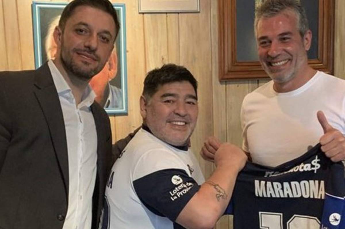 Oficial: Maradona regresa al fútbol argentino y entrenará al Gimnasia