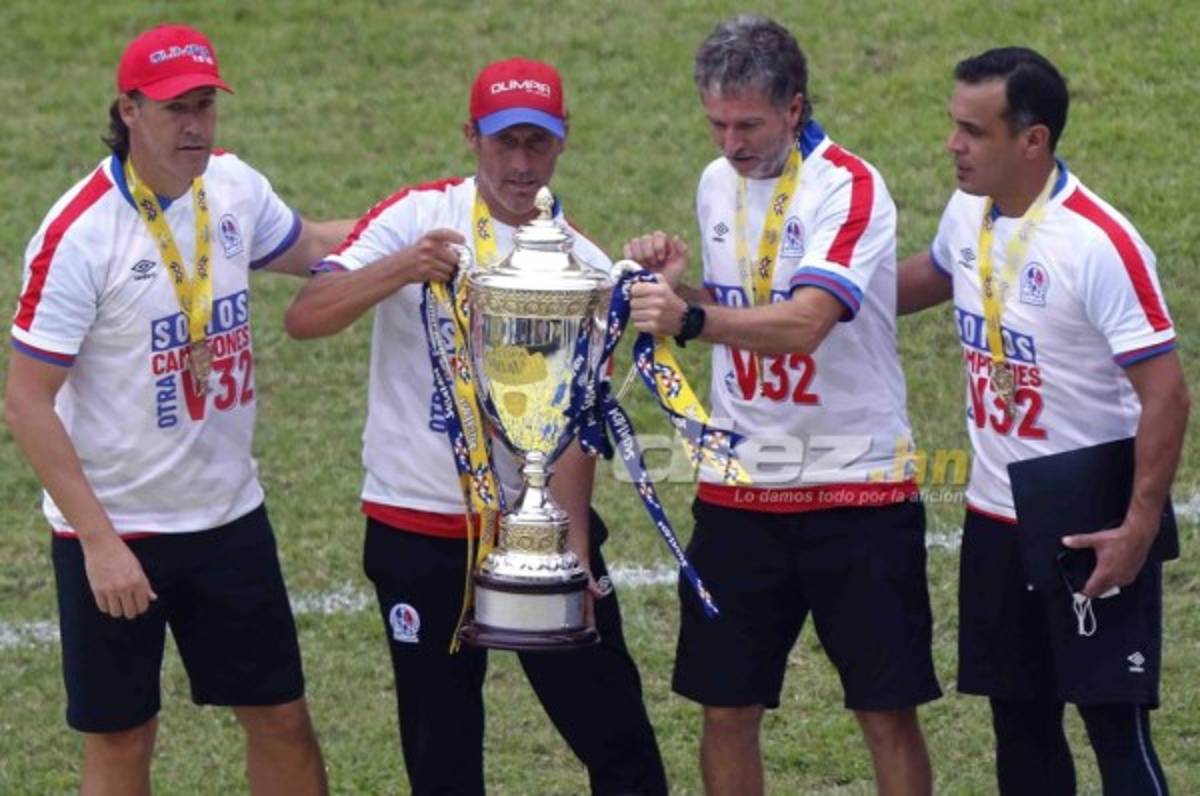 El técnico tricampeón, Pedro Troglio, vuela a Argentina para pasar vacaciones junto a su familia