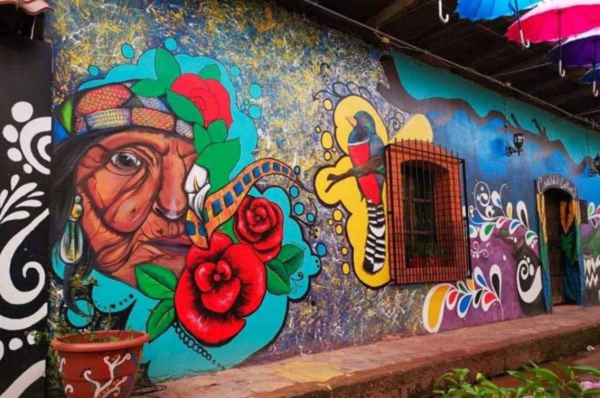 Así es Ajuterique, el hermoso hogar turístico del arte donde está el impresionante mural de Chelato Uclés