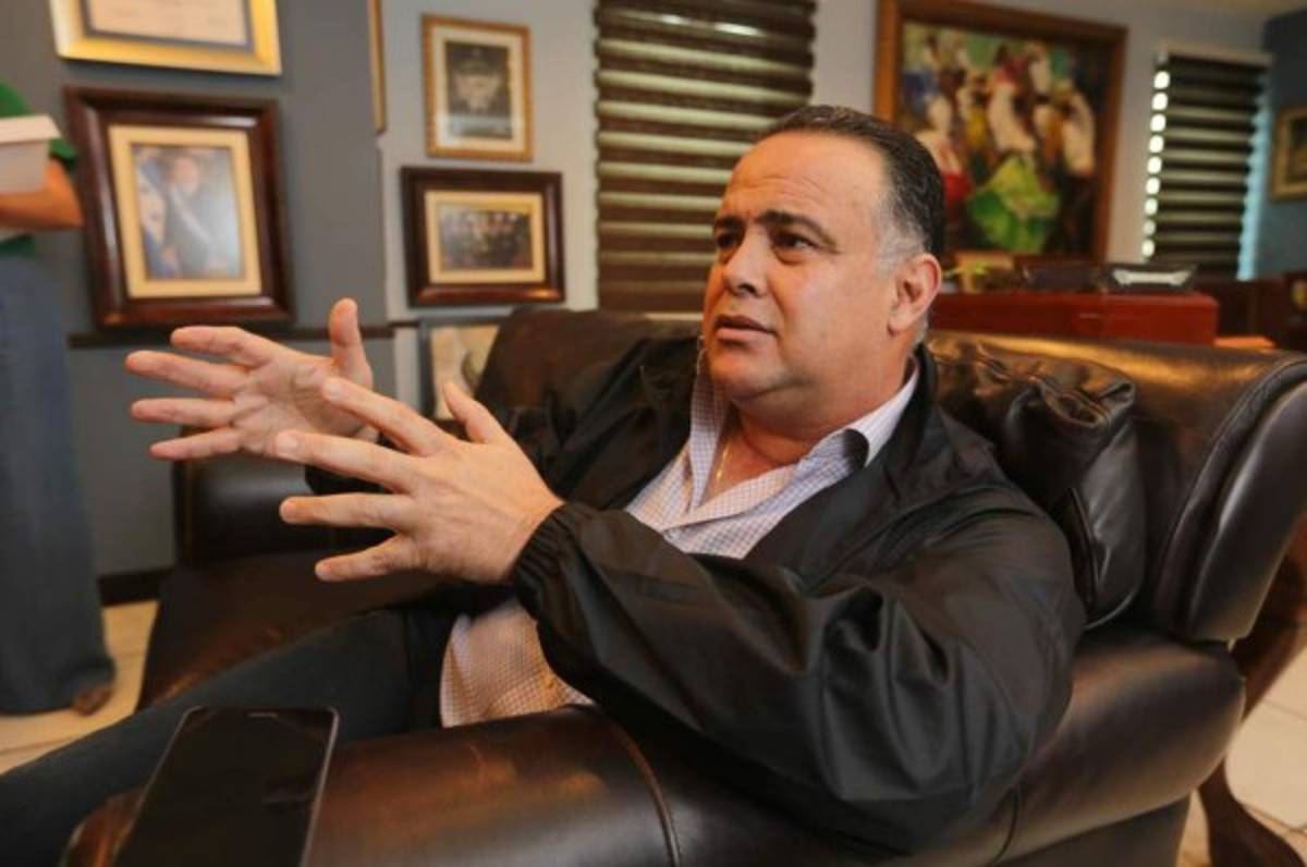 Armando Calidonio, retenido dos horas en Houston por autoridades de Estados Unidos