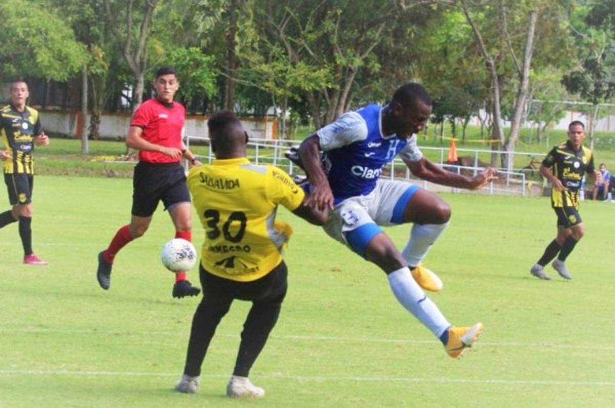 ¡Una mesa de billar! Es considerada como una de las mejores canchas de grama natural en San Pedro Sula