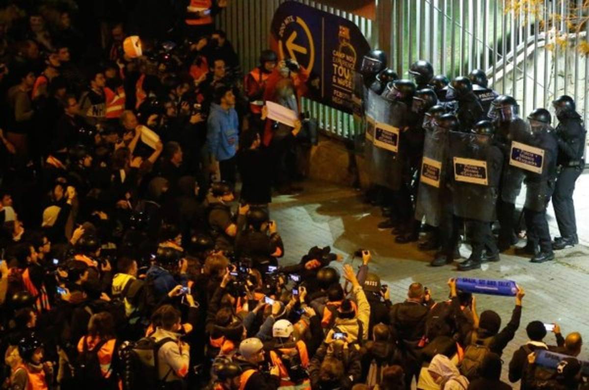 No se vio en TV del clásico: Caos, enfrentamientos y heridos en las afueras del Camp Nou
