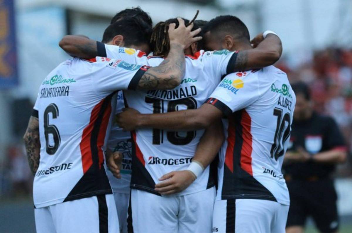 Con Alex López de titular, Alajuelense vuelve a ganar y se aleja más en el liderato en Costa Rica  